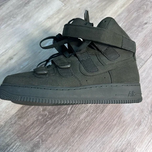 Nike High-Top Sneakers in Olive Green - Picture 3 of 4